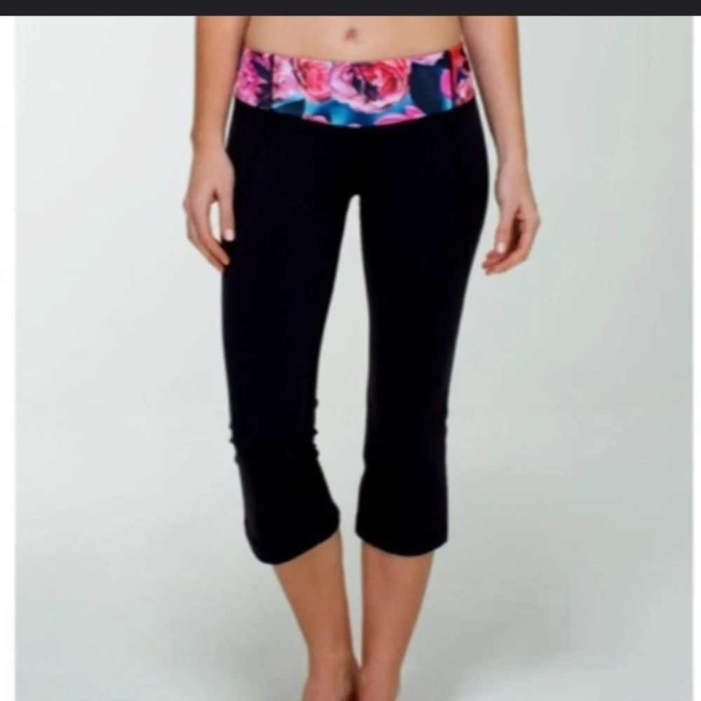 Lululemon Black‎ Capris Women's Size 6 Gather and Crow black floral split back